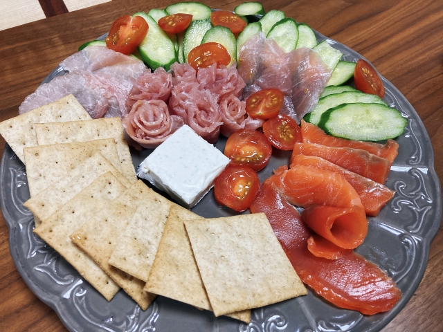 手料理を囲んで楽しむホームパーティの様子