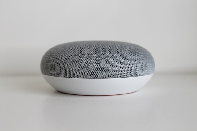スマートウォッチなどのガジェットを日常で使っている様子